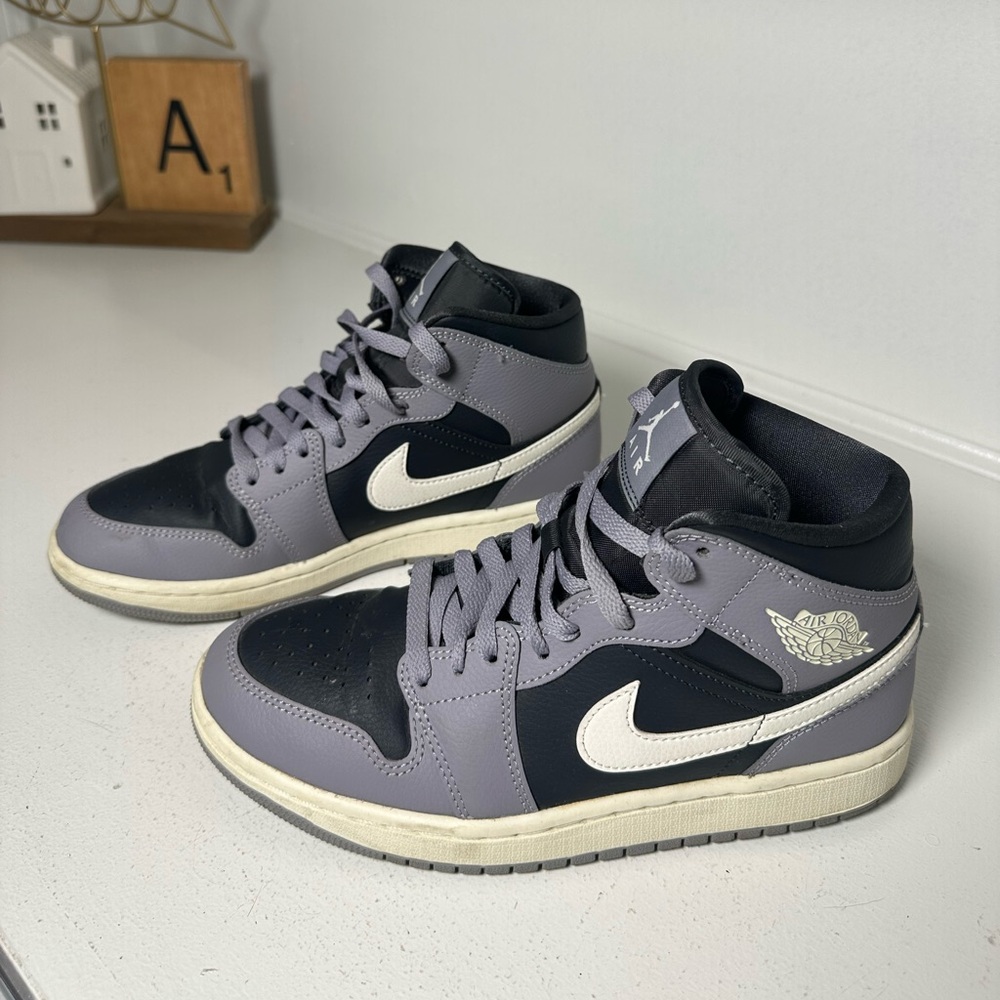 Nike Air Jordan 1 Mid Women’s 8 Gray Black White Sneakers Retro